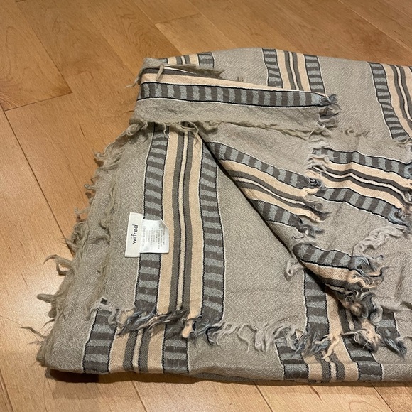 Aritzia stripped scarf - Picture 2 of 2